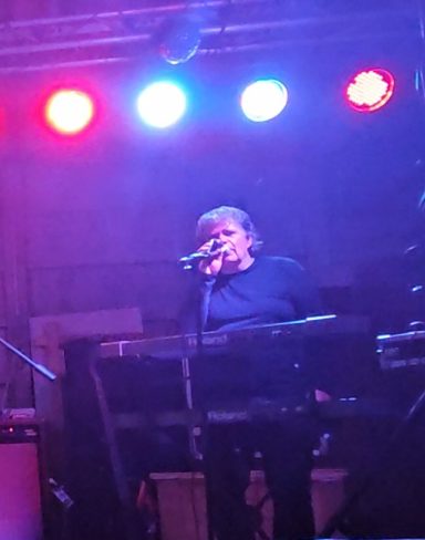 Han, leadzanger, toetsenist en bassist